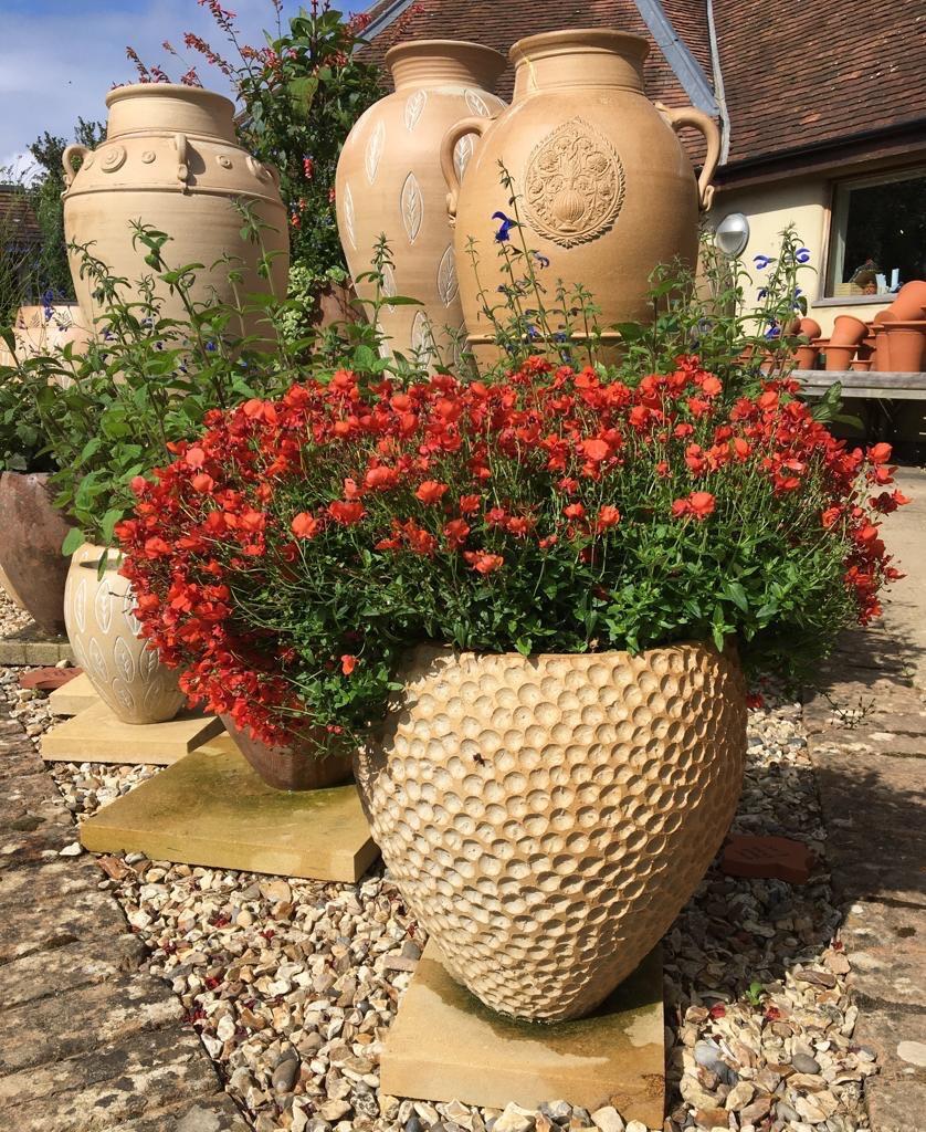ウイッチフォードポタリーの植木鉢の寄せ植え 吉谷桂子のガーデンダイアリー 花と緑と豊かに暮らすガーデニング手帖